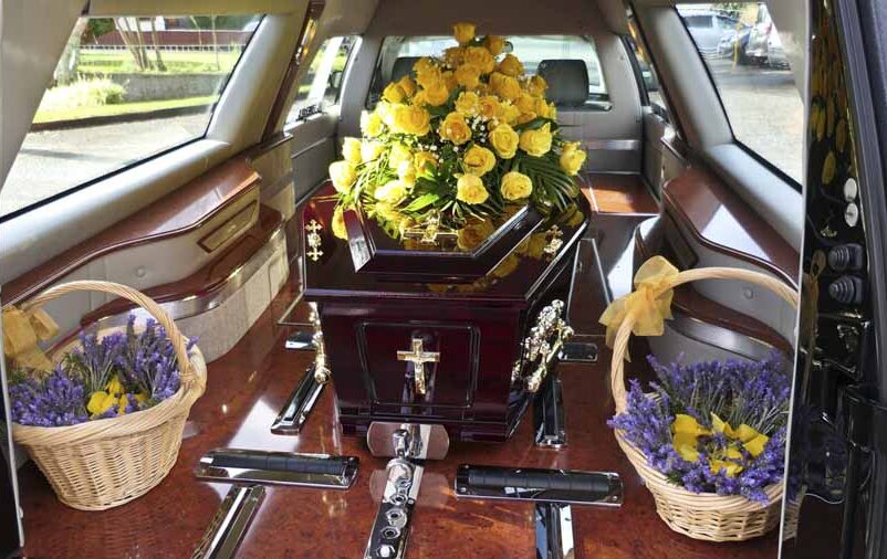 Caixão dentro do carro fúnebre