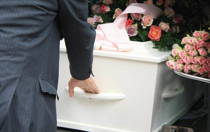 Homem ajuda no traslado funerário nos cortejos fúnebres