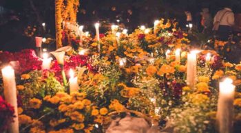 Flores e velas acendidas para o dia da iluminação