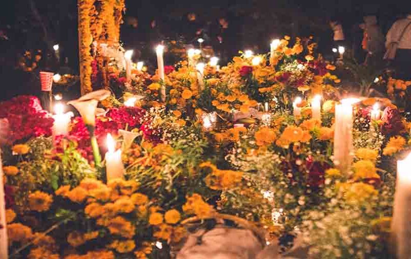 Flores e velas acendidas para o dia da iluminação
