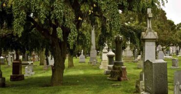 Qual a diferença de cemitério público para particular?