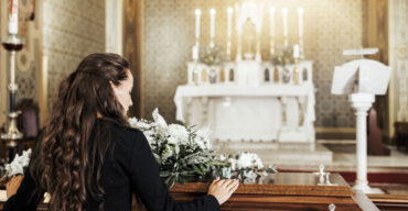 como é feita a ornamentação de capela no funeral