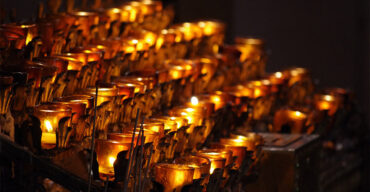 Homenagem. Entenda o simbolismo das velas no artigo da Central Traslado!