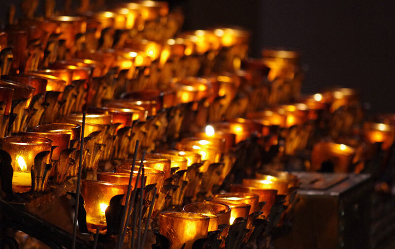 Homenagem. Entenda o simbolismo das velas no artigo da Central Traslado!