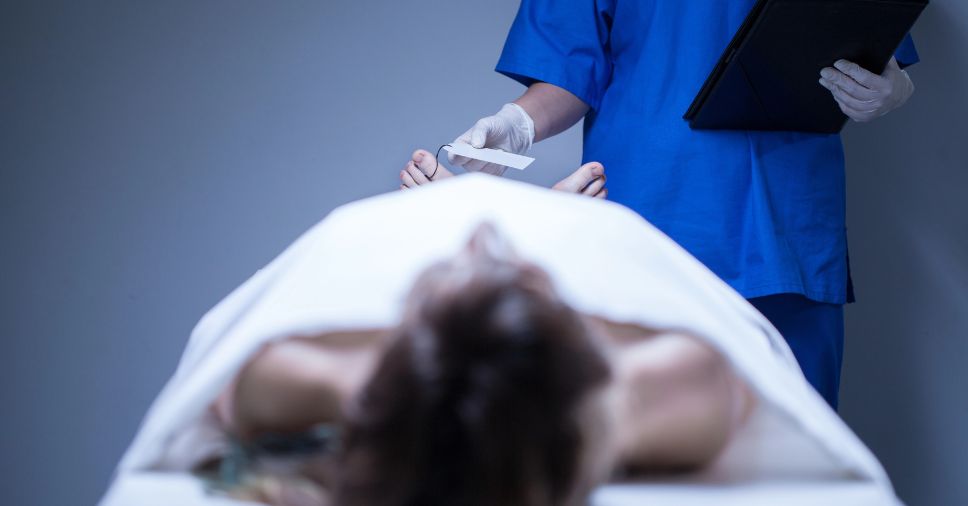 Curiosidade: descubra quanto tempo dura um corpo depois do falecimento