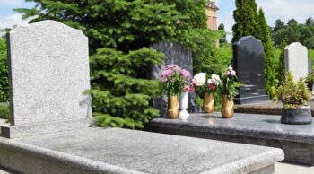 Perder um familiar é ter que lidar com diversas coisas, inclusive o que escrever na lápide Cemitério com túmulos e familiares sem saber o que escrever na lápide