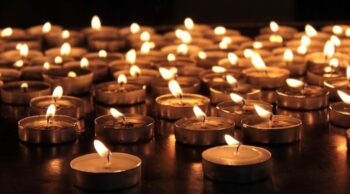 Dia de finados: entenda como essa data surgiu e sua importância. Velas acessas no dia de finados em homenagem aos mortos.