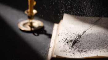 Não sabe o que fazer com as com as cinzas? conheça essas 4 opções! Um livro aberto de um familiar que não sabe o que fazer com as cinzas da cremação.