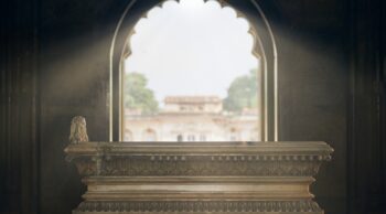 Entenda o significado de catafalco com a Central Traslado Funerário! Estrutura de mármore sob a luz solar em um ambiente solene, ilustrando o significado de catafalco.