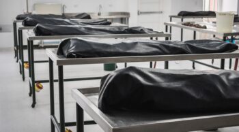 Descubra se o embalsamamento de corpo é obrigatório! Espaço funerário equipado para procedimentos de embalsamamento de corpo