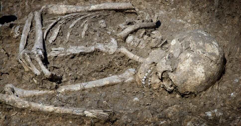 Esqueleto humano preservado na terra em decomposição em diferentes tipos de solo.