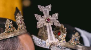 Saiba mais sobre o traslado do coração de Dom Pedro I! Detalhes reluzentes de coroas e relíquia sacra simbolizam o traslado do coração de Dom Pedro I.
