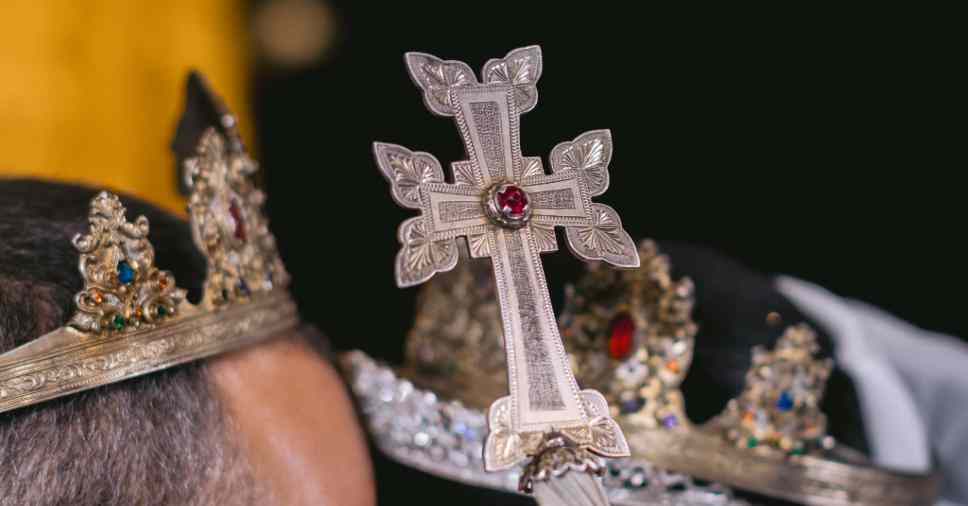 Detalhes reluzentes de coroas e relíquia sacra simbolizam o traslado do coração de Dom Pedro I.