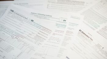 Requisitos legais sobre legislação para traslado Formulários e papéis sobrepostos sobre mesa, ilustrando a documentação da legislação para traslado.